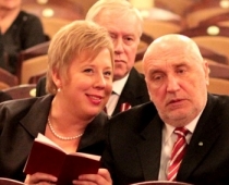 Šoks! Žurnālistes SMS flirtam atsaucas precēti Saeimas deputāti; Pieķer arī deputātu - modeli