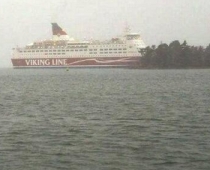 FOTO: Ar 2000 pasažieriem uz klāja Baltijas jūrā uz sēkļa uzskrējis prāmis Viking Line