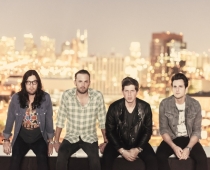 Kings of Leon Rīgā sniegs gada vērienīgāko koncertu Baltijā