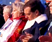 SKANDĀLS: Dmitrijs Medvedevs iemieg Olimpiādes atklāšanā - VIDEO