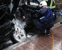 Džipa un autobusa sadursmē Rīgā šorīt gājuši bojā divi cilvēki
