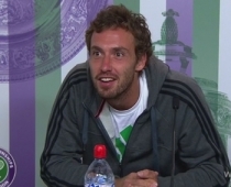 Ernests Gulbis sarkst un bālē, iekļūstot nežēlīgi amizantā situācijā - VIDEO