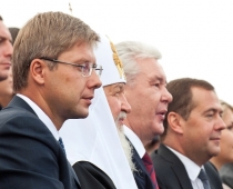 Nils Ušakovs ticies ar Krievijas premjerministru Dmitriju Medvedevu - FOTO