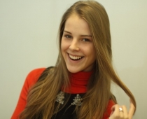Modele Alise Znaroka prezentē savu mīļoto