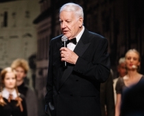 Alberts Legzdiņš žilbina konferansjē lomā