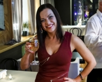 Evija Skulte jūtas ļoti ērti minikleitā un kungu sabiedrībā