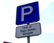 Absurdās Rīgas ceļa zīmes priekš 'kaķiem' un muļķiem