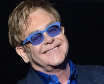 Eltons Džons uzskata, ka dziedātāju, kas dzied fonogrammu vajag nošaut