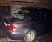 Izdemolēts Artusa Kaimiņa auto. Deputāts pēkšņi vaino žurnālistus