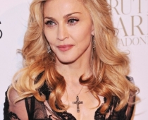 Popdīvai Madonnai atņem dēlu