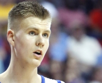 Kristaps Porziņģis Valsts prezidentam dāvā emocionālu dāvanu