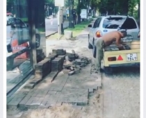 Arnis Krauze nofilmē, kā nekaunīgi no autobusa pieturas zog bruģīšus. Gaišā dienas laikā!