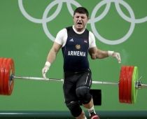 TRAĢISKI! VIDEO: Armēņu svarcēlājs salauž roku Rio sacensību laikā