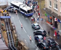 Rīgas centrā 17. maršruta trolejbuss triecas iekšā mašīnās un veikalā. FOTO/VIDEO