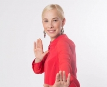 UgunsGrēka Krista savu grezno ķermeni izrāda kailu