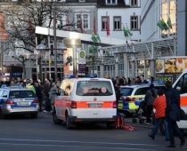 VIDEO: Vācijā bruņots noziedznieks iebrauc cilvēkos