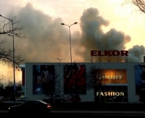 Milzu dūmos deg ēka blakus ELKOR lielveikalam Brīvības ielā - FOTO/VIDEO