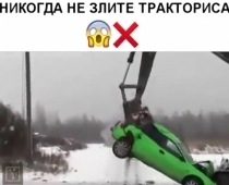 Šokējošs konflikts uz ceļa: Krievijā traktorists brutāli iznīcina šofera auto, kurš mēģināja sadot pa muti