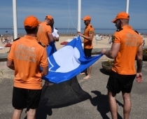 Blakus nūdistu pludmalei! Vecāķu peldvietā svinīgi pacelts Zilais karogs