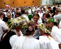 Šokējoši! Dziesmu, deju svētku dalībniekiem pazemojošā bada rindā liek stāvēt pusotru stundu, bet pēc tam vēl apdala ar siltām vakariņām