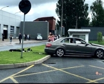 Iespējams, visu laiku šaušalīgākā autokatastrofa Rīgā. Izbraucot no tehniskās apskates nogalina 11 gadus vecu bērnu. TRAĢĒDIJAS FOTO