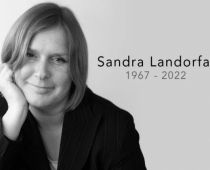 Pēkšņi un pāragri mūžībā devusies izcilā žurnāliste Sandra Landorfa
