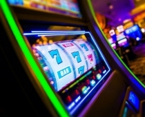 Kāpēc izvēlēties online kazino ierasto spēļu zāļu vietā?