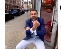 Aivis Ceriņš publiski uzdāvina kakāšanas podu Mēslam rosļikovam un stabilitātes kretīniem