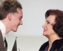 Ar asarām acīs Spēlmaņu nakts labākais aktieris lūdz latviešu tautu glābt skatuves kolēģa Aigara Vilima dzīvību 