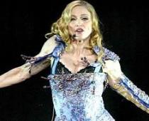 Madonna uzstāšanās laikā atkal skūpstījusies ar sievieti PAPILDINĀTS AR FOTO