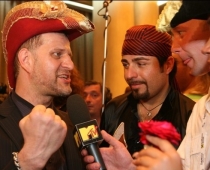 Pasaules žurnālisti stāv garās rindās, lai intervētu Pirātus