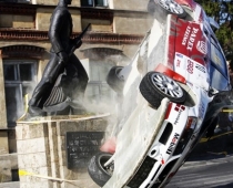 Rallijā Cēsis 2008 auto apmetas uz jumta un ietriecas piemineklī (fotoreportāža)