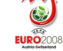 Meitenīte no Latvijas kopā ar kādu futbola zvaigzni izies finālspēles laukumā