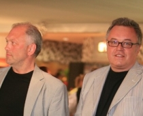 Egils Zariņš un Artis Bute uz tusiņu ierodas vienādās žaketēs (foto)