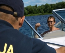 Policija stingrāk kontrolēs ūdeņus, Zatlers braukā ar kuteri bez tiesībām