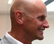 Autotirgotājs Aleksandrs Oskins kritis erotiskā kārdinājumā (FOTO)