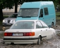 Lietusgāžu radītās peļķes apgrūtina satiksmi