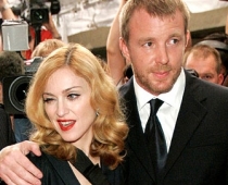 Madonna Gajam Ričijam par laulības šķiršanu gatava maksāt $ 60 miljonus