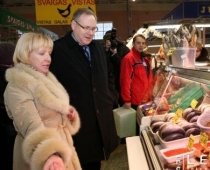Apcietināta Centrāltirgus šefiene, viņas dēls un jurists