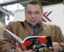 Ščerbatihs uz pasākumu ierodas ar divām jaunkundzēm, bet mājup dodas ar mammu