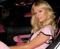 Parisa Hiltone iegādājusies rozā Bentley markas automašīnu