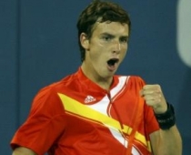 Gulbis sezonu sāk ar sensacionālu uzvaru pār Džokoviču