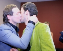 Normunds Rutulis aizkulisēs skūpstās ar visiem Cīņas kluba vīriešiem - FOTO