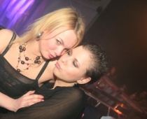 Candy un Madara Repše - nevainīgas bučas; Godvilā visi bauda striptīzu - FOTO