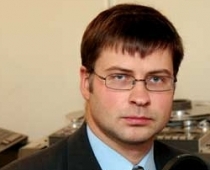 Dombrovskis: "Visiem jārēķinās ar vēl 20 % samazinājumu. Izņēmums pensionāri"