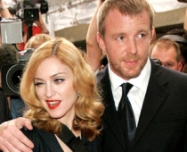 Džerija Halivela uzmetusi acis Madonnas bijušajam vīram