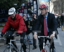 Zatlers piedalās velosipēdu braucienā pa Vecrīgu
