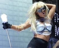Lady GaGa nodemonstrējusi savu netradicionālo orientāciju FOTO