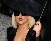 Lady GaGa dzeramnaudā oficiantam atstājusi kabatlakatiņu ar autogrāfu