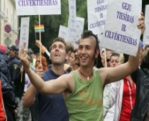 Geji un lezbietes 16. maijā drīkstēs iet gājienā Vērmanītī